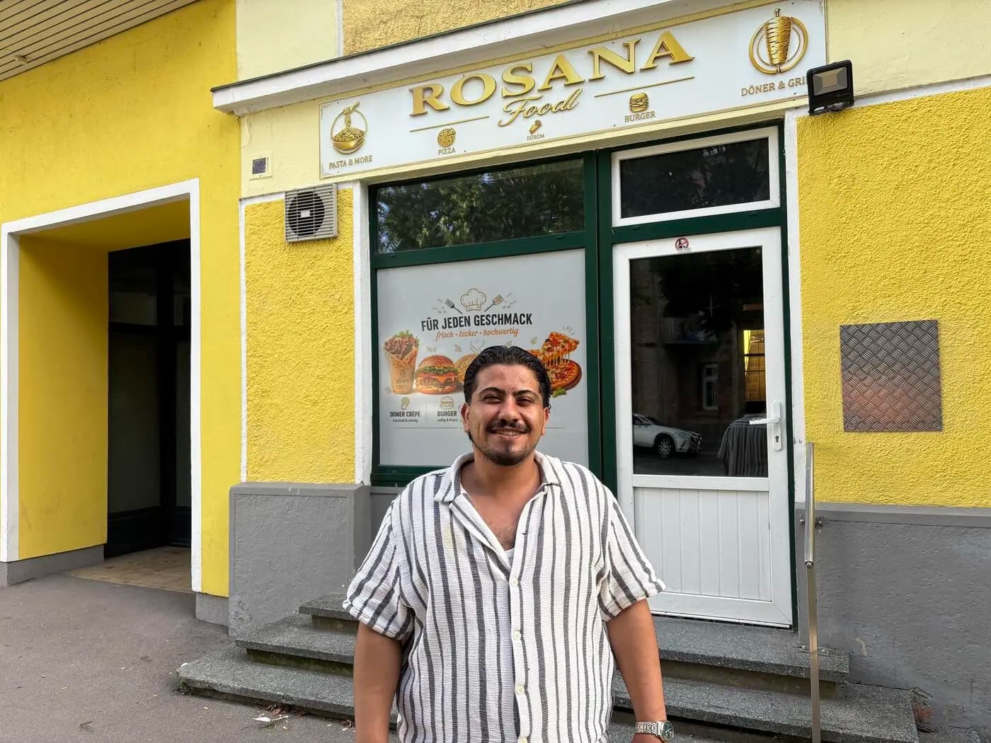 Das Lokal von Rosana Food in der Klagenfurter Straße in Villach: gelbe Fassade, grüne Fensterrahmen und das goldene Schild über dem Eingang.
